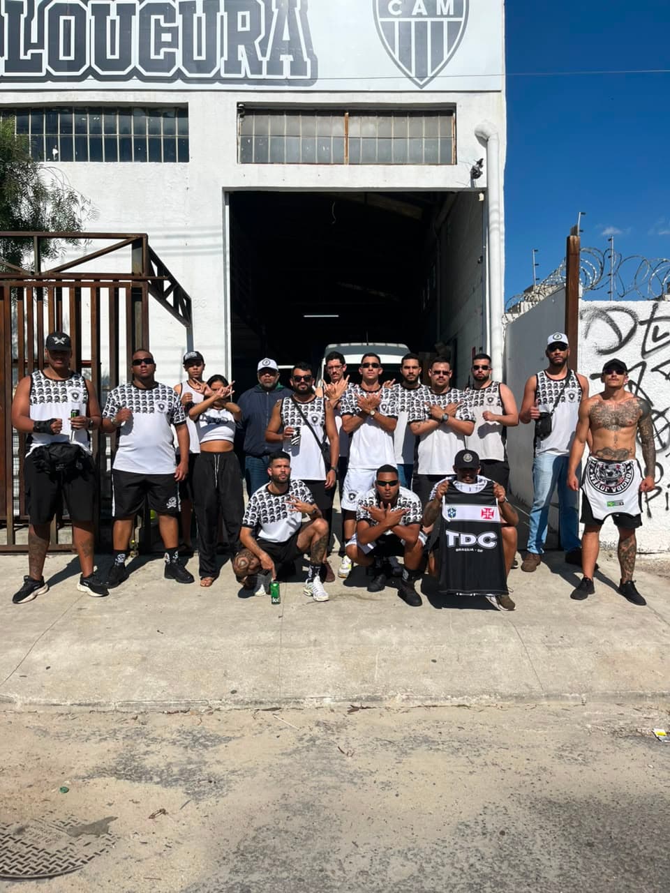 Reunidos na sede dos nossos aliados da Galoucura.